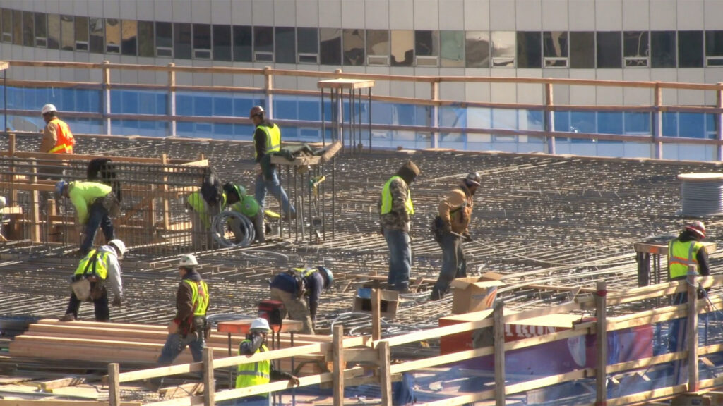Construction workers on site. Travailleurs de la construction sur le chantier.