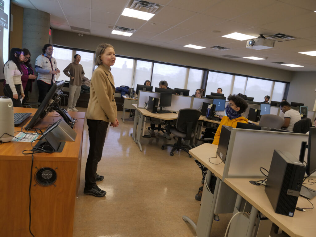 Hélène Carrier, bibliothécaire associée, apprentissage et service aux usagers, s’adresse aux étudiants lors du lancement de la semaine.