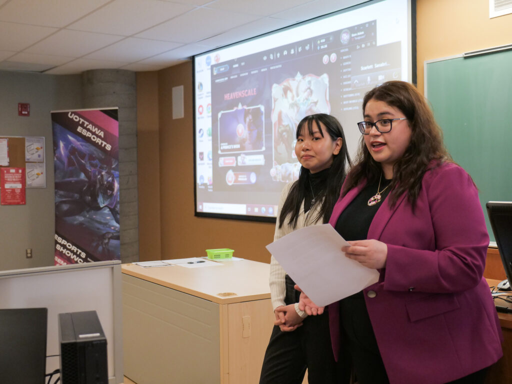 Les Co-Présidentes de uOttawa Esports Jessica Guo (gauche) et Scarlett Montserrat Sanabria-Ramos (droite), s’adressent aux étudiants lors du lancement de la semaine.